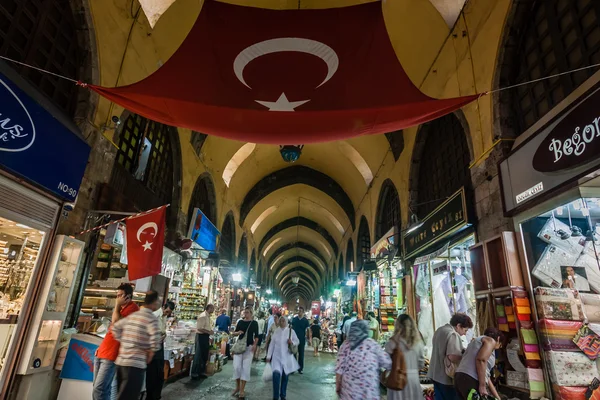 Lidé nakupovat ve velkém bazaru v Istanbulu, Turecko — Stock fotografie