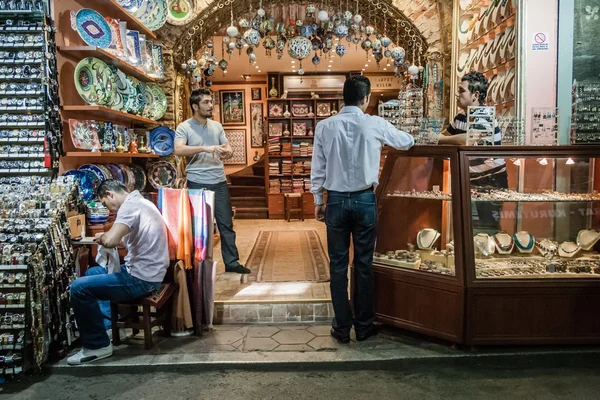 Les gens faisant du shopping dans le Grand Bazar à Istanbul, Turquie — Photo
