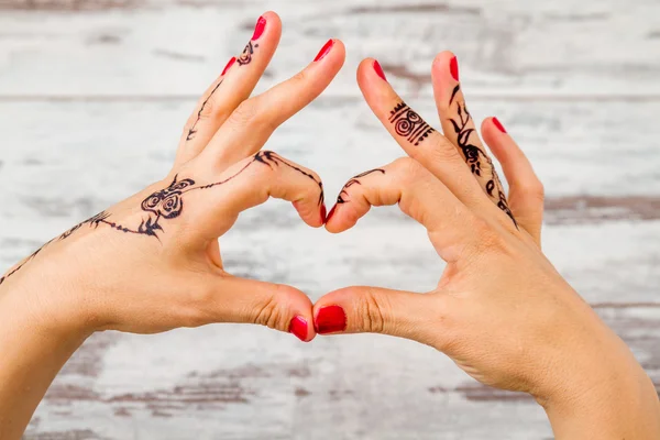 Vrouw Hand beschilderde florale cijfers met behulp van zwarte Henna Stockfoto