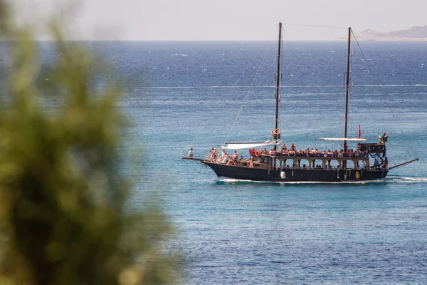 Τουριστική ιστιοφόρο κοντά την παραλία ψαλίδι, Bodrum Εικόνα Αρχείου