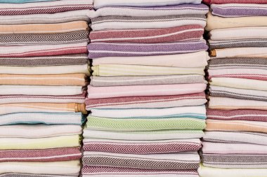 Katlanmış geleneksel renkli elbise piyasada Bod yığını