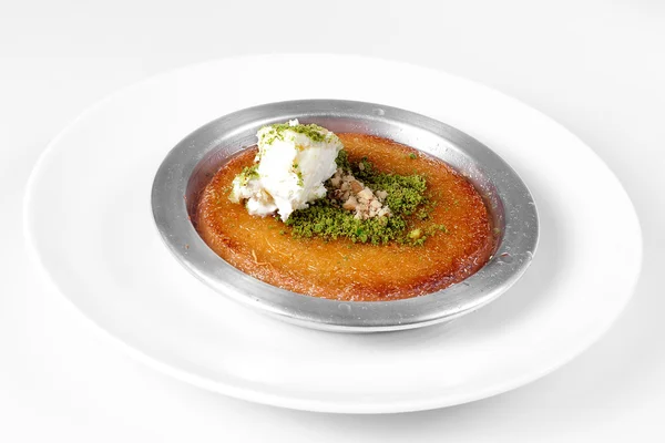 Antep Powd ile geleneksel Türk tatlı künefe