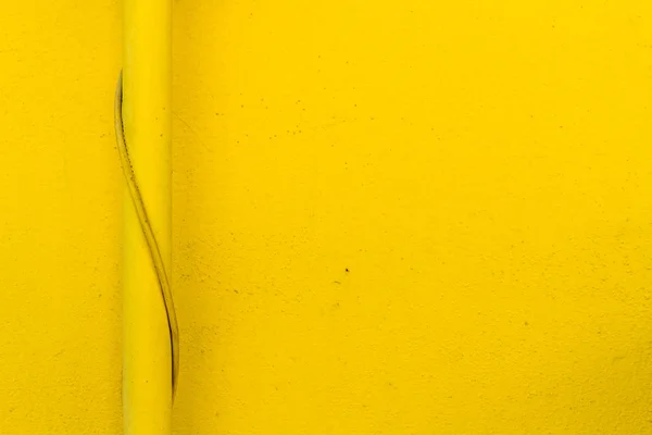 Yellow Pipe in front of Yellow Residential Building Wall — Stock Photo, Image