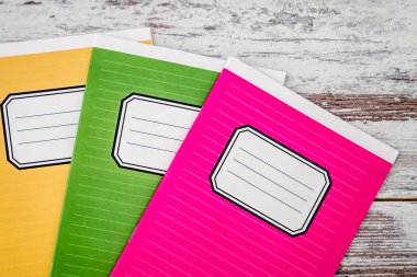 Renkli defter kapağı etiketinde ad ile