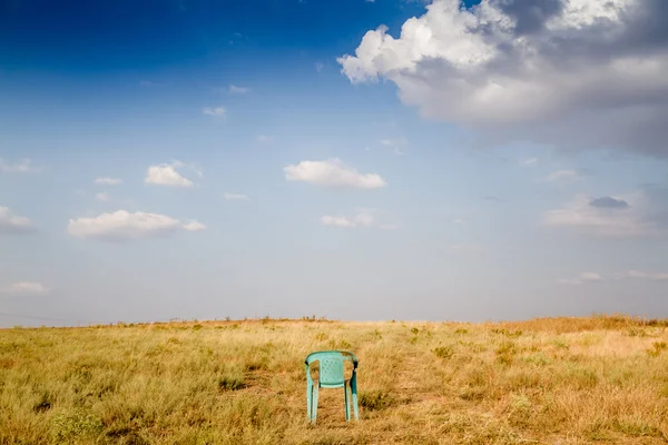 Grungy Retro Damaged Plastic Green Chair Abandoned in a Field — Stock Photo, Image