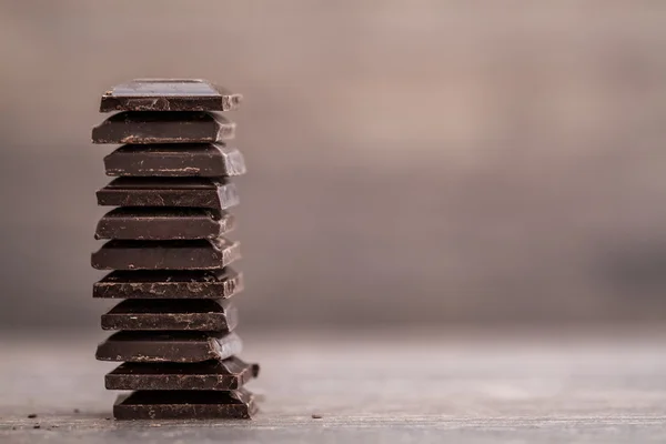 Torre de barras de chocolate negro picado — Foto de Stock
