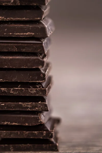 Nasekané Dark Chocolate pruhy věž — Stock fotografie