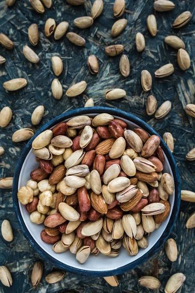 Pistácie, ořechy, mandle, lískové ořechy v bílý smaltovaný plech — Stock fotografie