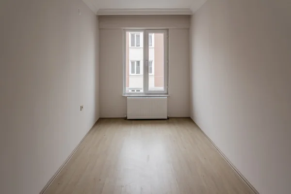 Quarto Pequeno Brilhante de Apartamento Novo com Uma Janela — Fotografia de Stock
