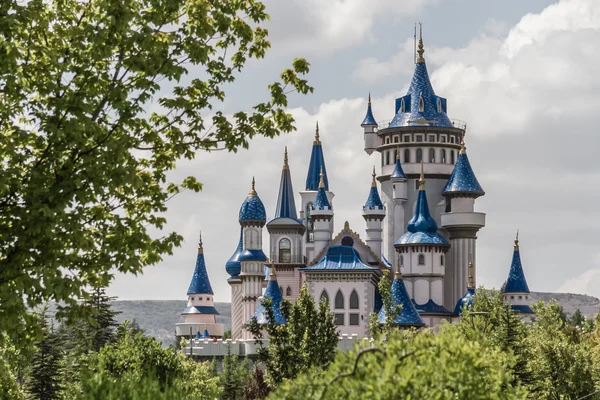 Fairytale kale Eskişehir genel kültür parkta ağaçların arkasında