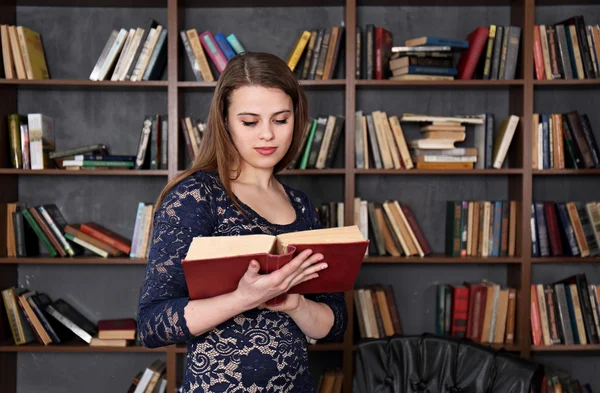 Femme dans la bibliothèque — Photo