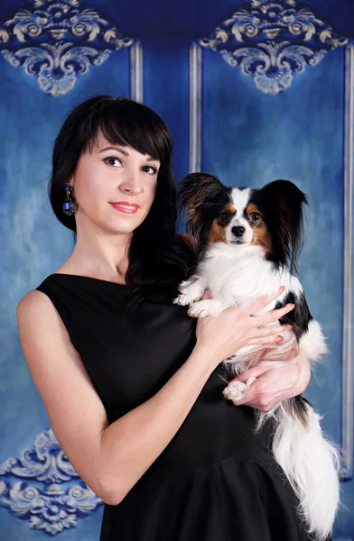 Portrét elegantní dáma se psem — Stock fotografie