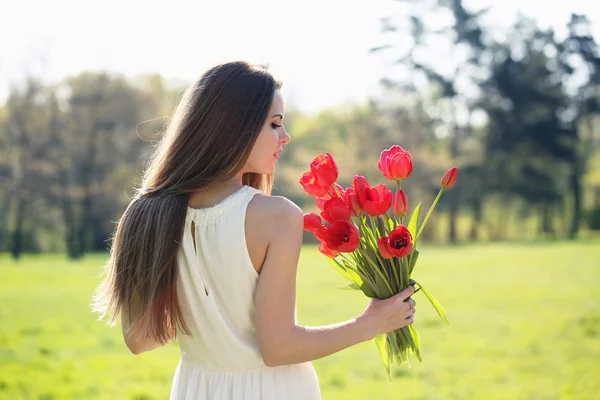 花束を持つ少女 — ストック写真