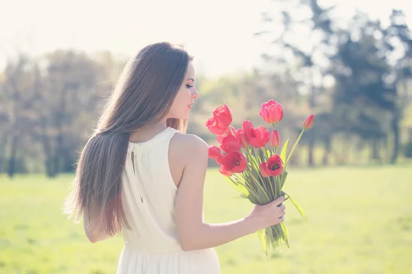 Romantikus lány egy tulipán csokor — Stock Fotó