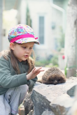 kız ile evde beslenen hayvan.