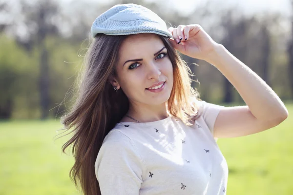 Hermosa mujer en una gorra —  Fotos de Stock