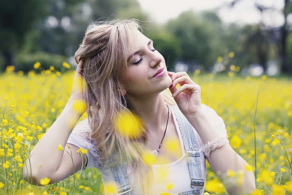 Mladá žena venku — Stock fotografie