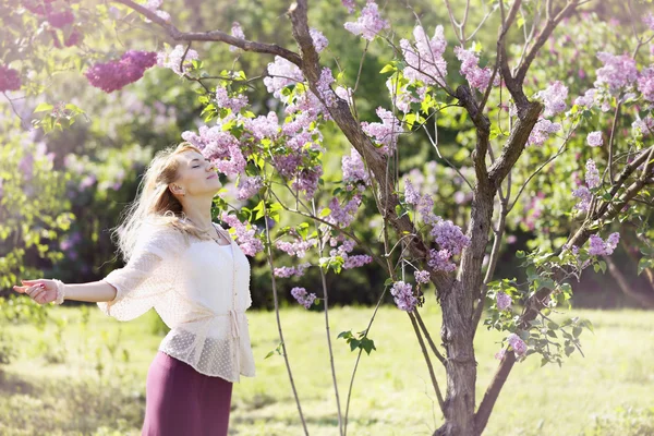 Vrouw in een lente tuin — Stockfoto