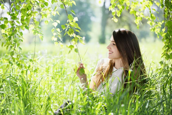 在户外的年轻女人的画像 — 图库照片