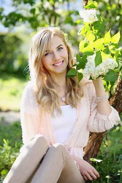 Mulher em um jardim de primavera — Fotografia de Stock