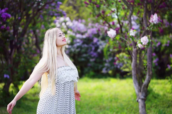 Donna in un giardino di primavera — Foto Stock