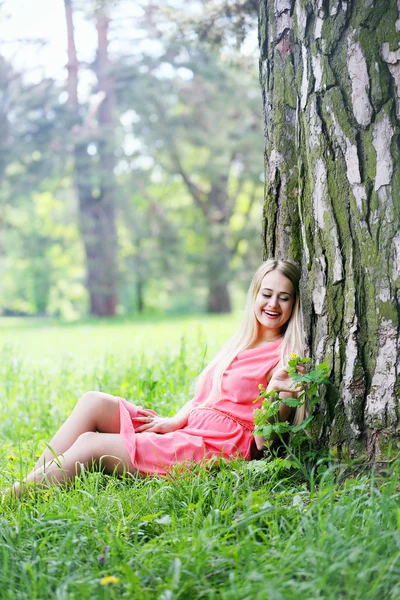 Bir ağacın altında oturan kadın — Stok fotoğraf