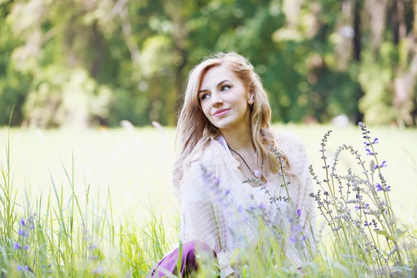 Meisje in het gras — Stockfoto