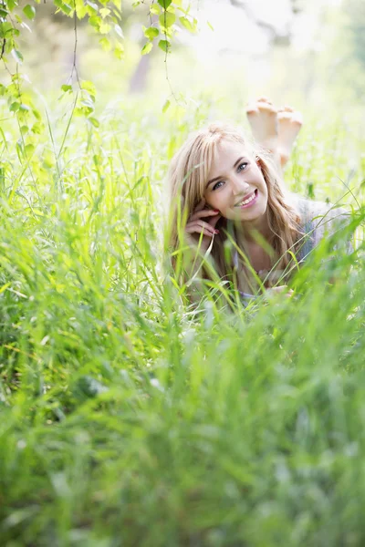 Meisje liggend in het gras — Stockfoto