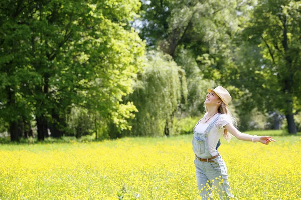 Utsträckta armar färska morgon luften sommaren fältet — Stockfoto