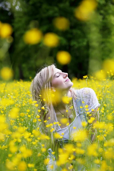 Kvinna njuter av blommor — Stockfoto