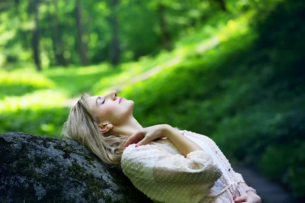 Ragazza che riposa in una foresta sulla roccia — Foto Stock