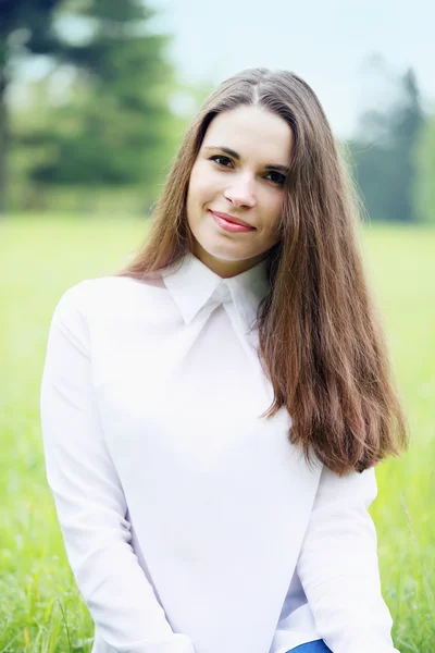 Menina em uma camisa branca — Fotografia de Stock