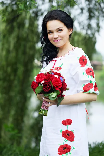 Bela noiva em um vestido com bordado — Fotografia de Stock