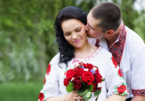 The groom kisses the bride — Stock Photo, Image