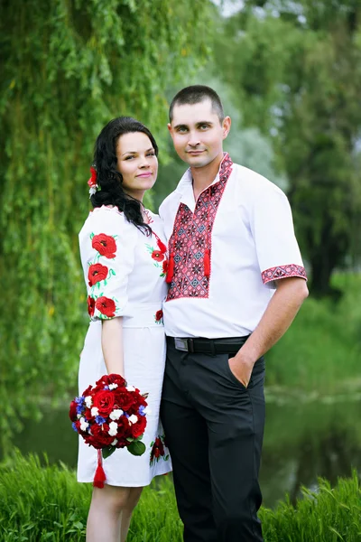 Porträt des Brautpaares, Hochzeit im ukrainischen Stil — Stockfoto