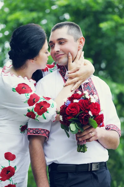 Bride kisses the groom — Stock Photo, Image