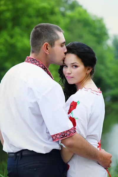 Brudgummen ömt kyssa bruden — Stockfoto
