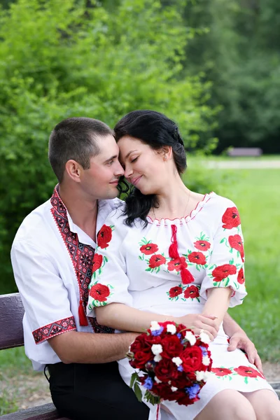 Ženich a nevěsta na lavičce — Stock fotografie