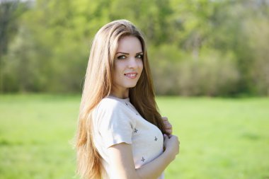 Genç ve güzel bir kızın portresi