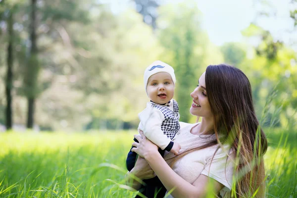 Mulher feliz e bebê — Fotografia de Stock