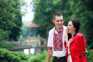 Dondurma yemek gelin