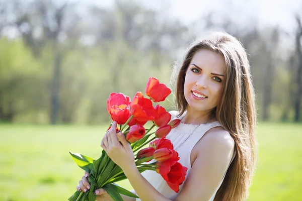 Menina com um buquê de tulipas — Fotografia de Stock