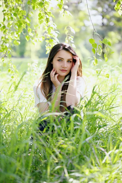 Mooi meisje in het gras — Stockfoto