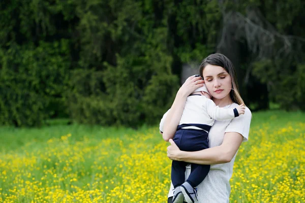 Mãe ternamente abraçando seu filho — Fotografia de Stock