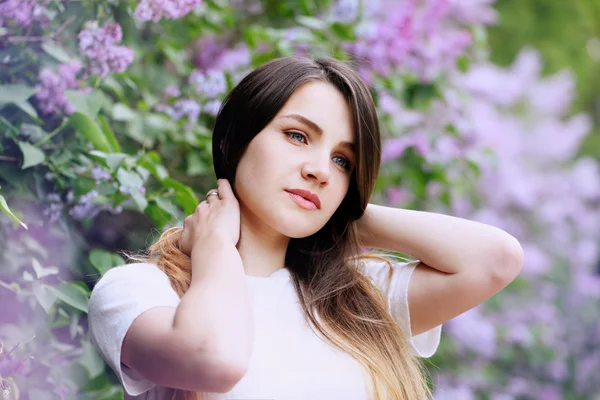 Menina sonhadora perto do arbusto lilás — Fotografia de Stock