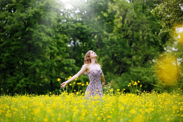 Utsträckta armar färska morgon luften sommaren — Stockfoto