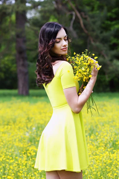 Portrait Femmes avec un bouquet de buttercups — Photo
