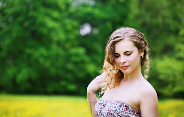 Retrato de uma mulher com cabelo encaracolado — Fotografia de Stock