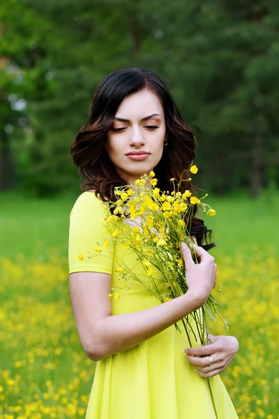 花束を持つ女性クローズ アップ — ストック写真