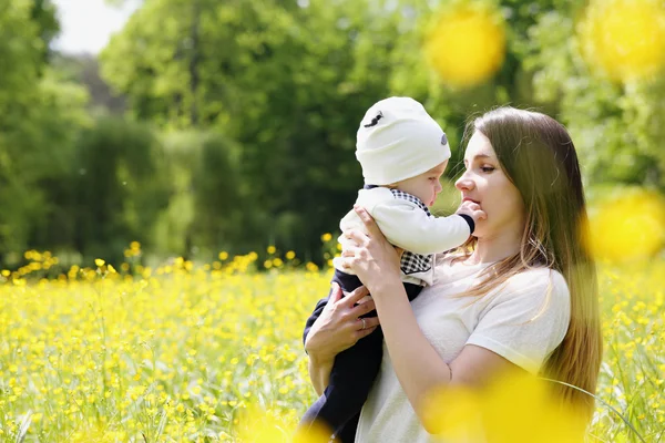 Jovem mãe com bebê — Fotografia de Stock